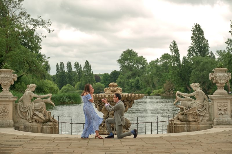 Proposal moment in front of the fountain